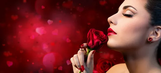 Fototapeta Piękno Valentines - zmysłowy model kobieta dotykając czerwony kwiat róży