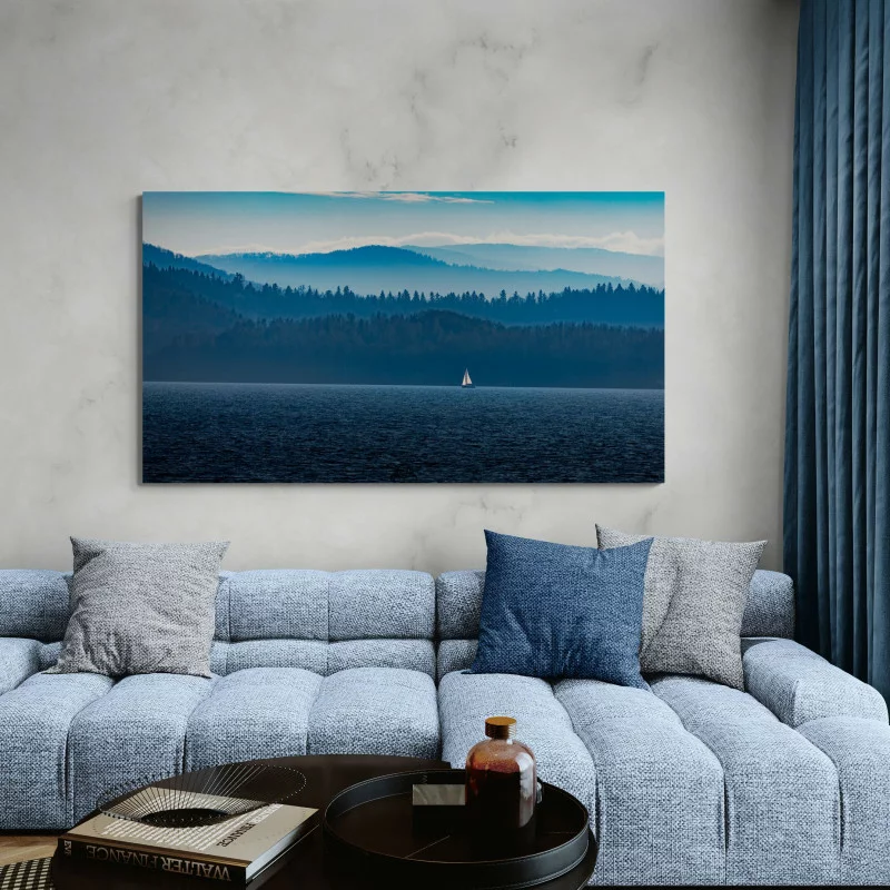 Obraz żaglówka na spokojnym jeziorze wśród górskich lasów - obrazek 1