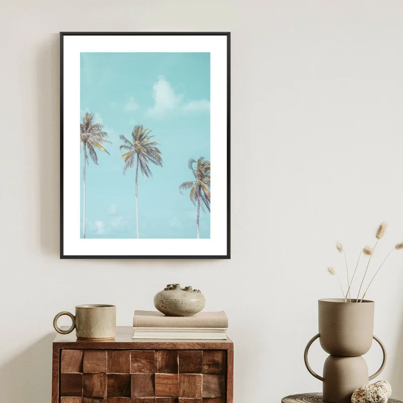 Plakat w ramie - tropikalna palma z błękitnym niebem - obrazek 1