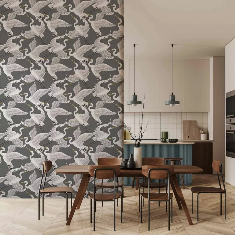 Tapeta - Odlatujące ptaki - delikatny wzór w biało-szare czaple na szarym tle - obrazek 1