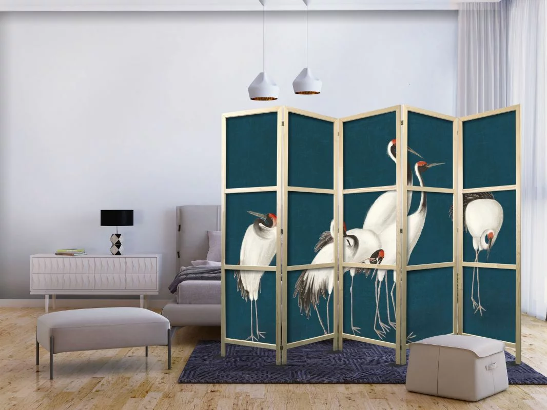 Parawan japoński - Wieczór nad stawem - grupa żurawi narysowana suchą pastelą, na ciemno-turkusowym tle - obrazek 1