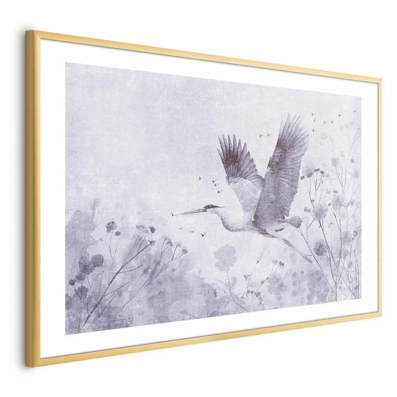 Plakat - Majestatyczny lot - żuraw w locie w monochromatycznej; chłodnej kolorystyce - obrazek 1