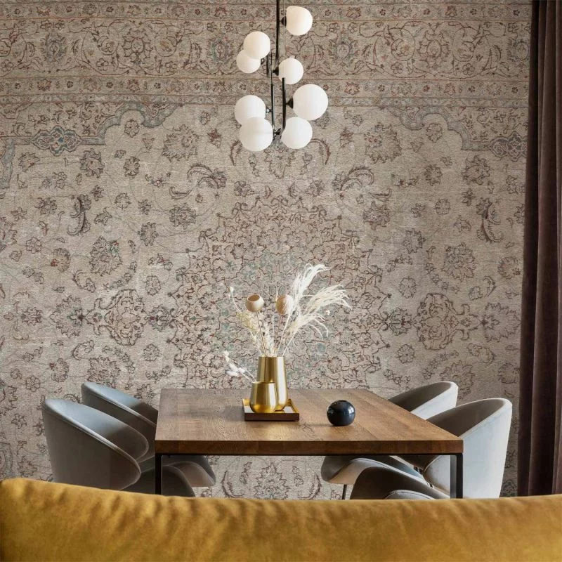 Fototapeta - Piaskowy dywan - przetarty perski dywan z bogatymi motywami zdobniczymi - obrazek 1