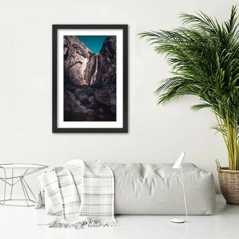 Obraz w ramie, Wodospad wśród wysokich skał - obrazek 1