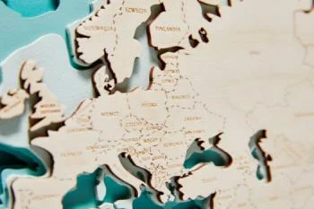 Drewniana Mapa Świata w ramie - obrazek 2