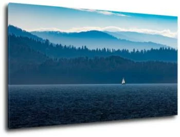 Obraz żaglówka na spokojnym jeziorze wśród górskich lasów - obrazek 2