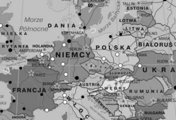 Szara mapa świata po polsku (państwa, stolice)
