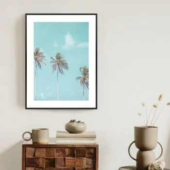 Plakat w ramie - tropikalna palma z błękitnym niebem