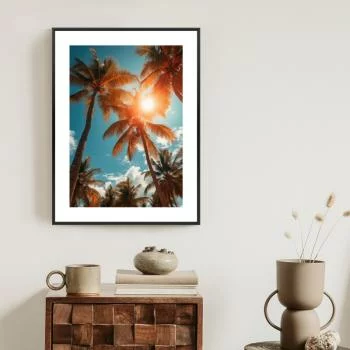 Plakat w ramie - słońce przebijające się przez wysokie palmy