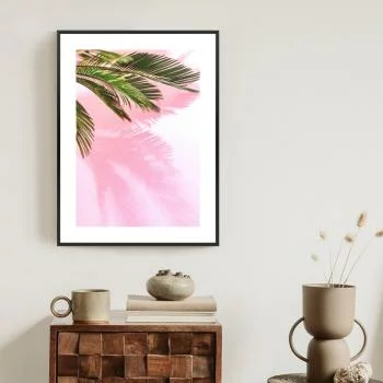 Plakat w ramie - palma przy różowej ścianie