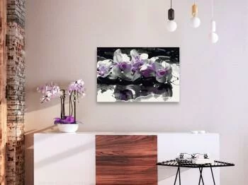 Obraz do samodzielnego malowania - Fioletowa orchidea (czarne tło i odbicie w wodzie) - obrazek 2