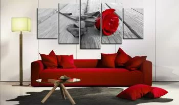 Obraz - Róża na drewnie (5-częściowy) szeroki czerwony - obrazek 2