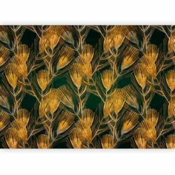 Fototapeta - Złote pióra pawia - jednolite tło z ptasim deseniem na zielonym tle - obrazek 2