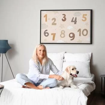 Obraz - Skaczące cyferki - Cyferki w przygaszonej beżowo-brązowej kolorystyce pośród płatków śniegu gwiazd i chmur - obrazek 5