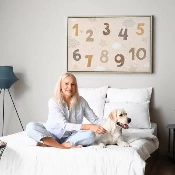 Obraz - Skaczące cyferki - Cyferki w przygaszonej beżowo-brązowej kolorystyce pośród płatków śniegu gwiazd i chmur - obrazek 5