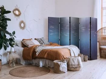 Parawan - Ławica małych rybek - Rozświetlona oceaniczna toń w barwach granatu fioletu i szarości z ławicą drobnych rybek - obrazek 5