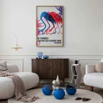 Plakat - Kolorowa repetycja - trzy sylwetki flamingów i inspirującym cytatem - obrazek 2