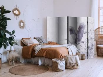 Parawan - Majestatyczny lot - żuraw w locie w monochromatycznej, chłodnej kolorystyce - obrazek 2