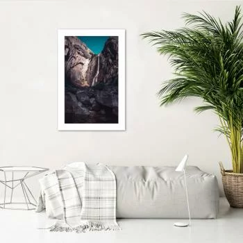 Plakat, Wodospad wśród wysokich skał