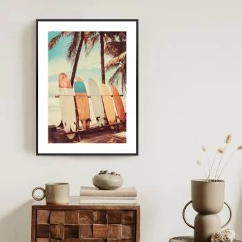 Plakat w ramie - palmy z deskami surfingowymi