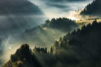 Fototapeta - Promienie Słońca nad Mglistymi Wzgórzami - obrazek 2