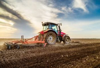 Fototapeta Traktor Pracujący Na Polu - obrazek 2