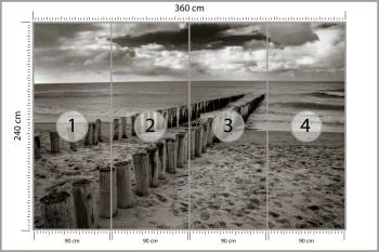 Fototapeta - Drewniane Falochrony na Plaży w Odcieniach Szarości - obrazek 3