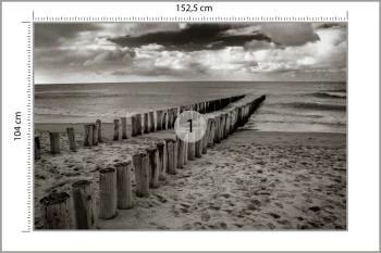 Fototapeta - Drewniane Falochrony na Plaży w Odcieniach Szarości - obrazek 3