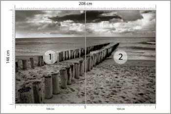 Fototapeta - Drewniane Falochrony na Plaży w Odcieniach Szarości - obrazek 3