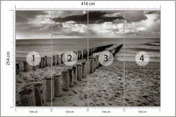 Fototapeta - Drewniane Falochrony na Plaży w Odcieniach Szarości - obrazek 3