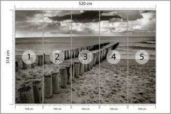 Fototapeta - Drewniane Falochrony na Plaży w Odcieniach Szarości - obrazek 3