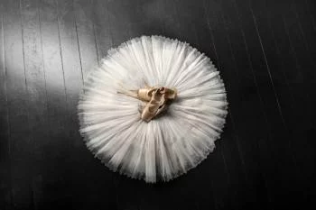 Fototapeta Buty Do Baletu Na Białej Tutu - obrazek 2